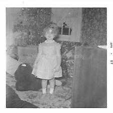 1950's GIRL Vintage FOUND PHOTOGRAPH Black And White Snapshot ORIGINAL 211 66 L picture