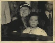 1933 Press Photo Mrs. Lamson shown with granddaughter at David Lamson's trial picture