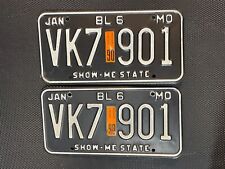 MISSOURI LICENSE PLATE PAIR TRUCK JANUARY 1990 VK7 901 SHOW-ME STATE picture