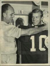 1967 Press Photo New England Patriots Quarterback Don Trull tries on jersey picture