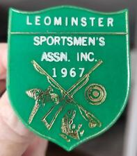 VINTAGE 1967 LEOMINSTER MA. ROD & GUN SPORTSMAN'S ASSN. CLUB HUNTING FISHING PIN picture
