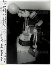 1989 Press Photo Les Birkmaier at the Bridgeport Museum planetarium - ctca06116 picture