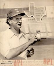 LG24 1975 Wire Photo CLEVELAND INDIANS PITCHER GAYLORD PERRY JOINS TEXAS RANGERS picture