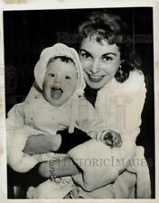 1957 Press Photo Actress Janet Leigh and daughter arrive in New York - kfa09338 picture