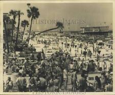 1975 Press Photo View of the beach in Daytona Beach, FL during Spring Break picture