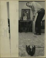1975 Press Photo Sid Cockrell Putts Golf Ball Inside Home Near Piano - sas21242 picture