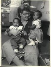 1987 Press Photo Cathy Williams at Plymouth Infant Center with Children picture