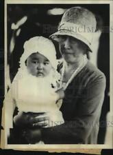1930 Press Photo Emperor Hirohito's baby princess carried by a court lady, Tokyo picture
