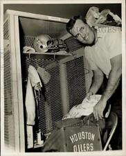1966 Press Photo Houston Oiler Bernie Parrish packs up his belongings picture