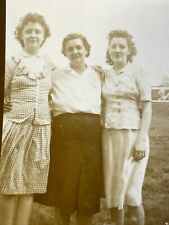 i8 Photograph Mother Posing With Two Beautiful Women Pretty 1930-40s picture