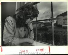 1989 Press Photo Pine Terrace Apartments manager Tanya Hickman views bullet hole picture