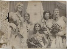 1966 Press Photo Miss USA Maria Remenyi sits with Crown and Court after Winning picture