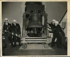 1942 Press Photo Crew moves Liberty Bell on wheeled cart in Pennsylvania picture
