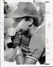 1985 Press Photo Clearwater shortstop Sergio Perez blows a bubble during game picture