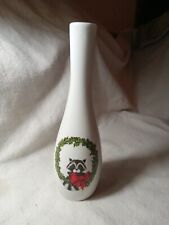 Schmidt Porcelana Brasil Bud Vase Racoon Christmas Wreath 7 5/8
