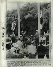 1960 Press Photo Trooper salutes as Panama & USA flags are raised, Canal Zone picture