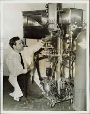 1956 Press Photo Professor John J. Osborn adjusts hear-lung machine in Stanford picture