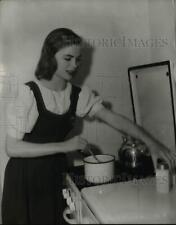 1943 Press Photo Actress Dorothy McGuire prepares a meal in Beverly Hills, CA picture