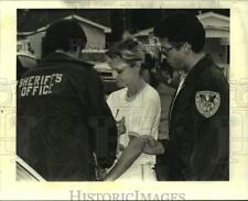 1981 Press Photo Jefferson Parish Sheriff Harry Lee arresting Deborah B. Jee picture