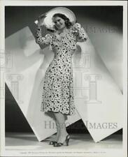 1939 Press Photo Osa Massen models daily print dress from movie wardrobe picture