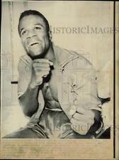 1974 Press Photo James Scott celebrates victory after boxing bout in Miami picture