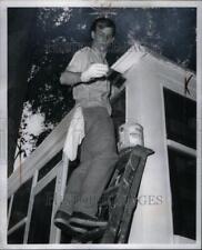 1973 Press Photo Ladder Greenview Detroit Larry Mobbs - RRU37595 picture