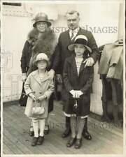 1927 Press Photo Mr. & Mrs. James Butler Wright with children on S.S. Leviathan picture