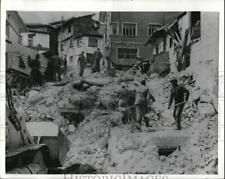 1970 Press Photo Rescue Workers Search for Victims after Earthquake in Turkey picture