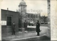1946 Press Photo Police guard main gate of United Nations building, New York picture