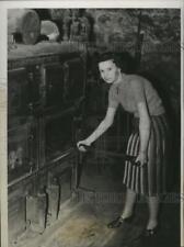 1939 Press Photo Marie Louise Meeks shoveling her way though college - nef62460 picture