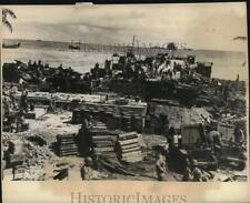 1944 Press Photo American troops shown landing on Kwajalein Atoll - lrx64512 picture