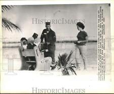 1962 Press Photo Off-Duty Soldiers Talk with Women in Key West, Florida picture