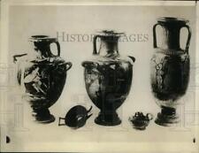 1930 Press Photo Archaeological finds near Naples, Italy, lamps, dishes, vases picture
