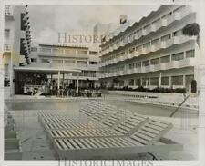 1959 Press Photo View of Montmartre Hotel on the ocean in Miami Beach picture