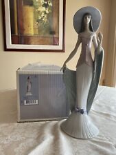 RETIRED 1999 ‘LADY OF NICE LLADRO’ Porcelain Figurine-Item#01006213 picture