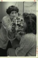 1979 Press Photo Woman helps patient with breathing machine - hca44479 picture