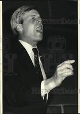 1980 Press Photo Master of ceremonies George Plimpton at WWF auction in NY picture