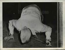 1943 Press Photo U.S. Corporal Barney Ross Kisses Ground After Leaving Ship picture