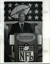 1989 Press Photo NFL Football Commissioner Pete Roelle explains to the media picture