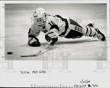1989 Press Photo Hockey player reaches for puck - ctca12280 picture