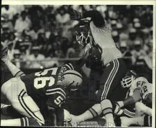 1980 Press Photo Chiefs' Horace Belton versus Colts' Ed Simonini at Arrowhead picture
