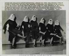 1967 Press Photo Nuns rehearse chorus line at convent auditorium in Chicago picture