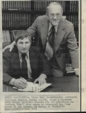 1975 Press Photo Optician Stephen Adams, seated,  with lawyer Ed. Davis. picture