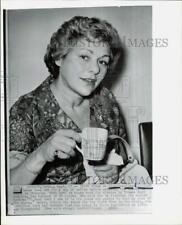 1963 Press Photo Lillian Roth drinks coffee before entering Phoenix courtroom. picture