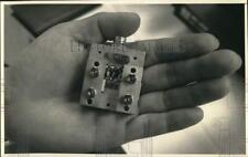 1989 Press Photo Broadband Low Noise Amplifier at GE Electronics Laboratory picture