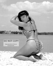 BETTIE PAGE MODEL AND ACTRESS PIN UP - 8X10 PUBLICITY PHOTO (FB-165) picture