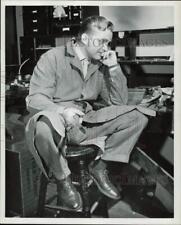 1948 Press Photo Karl Swenson portrays inventor Lorenzo Jones on the NBC serial picture