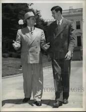 1946 Press Photo Congressiona Medal winner Melvin Mayfield & Sen James Huffman picture