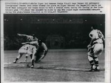 1958 Press Photo Tiger Ozzie Virgil, Jim Hogan vs Yankee Hank Bauer picture