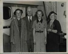 1935 Press Photo Mr and Mrs J W Thomas, Marjorie Thomas, Betty Thomas picture